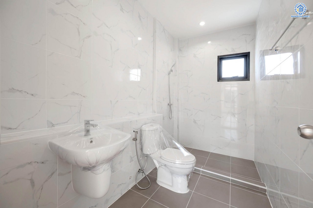 บ้านมือสองตกแต่งใหม่ โครงการ รติรมย์ ฟิฟท์ ราชพฤกษ์-ปิ่นเกล้า หลังมุม เนื้อที่ 57.5 ตร.ว. ฟังก์ชัน 3 ห้องนอน 3 ห้องน้ำ 2 ที่จอดรถ บรรยากาศเป็นส่วนตัว บนทำเลยอดนิยม เชื่อมต่อถนนสวนผัก, ถนนราชพฤกษ์, ถนนบางกรวย-ไทรน้อย ใกล้เซ็นทรัลเวสต์วิลล์ และจุดขึ้นทางด่วน "ศรีรัช"